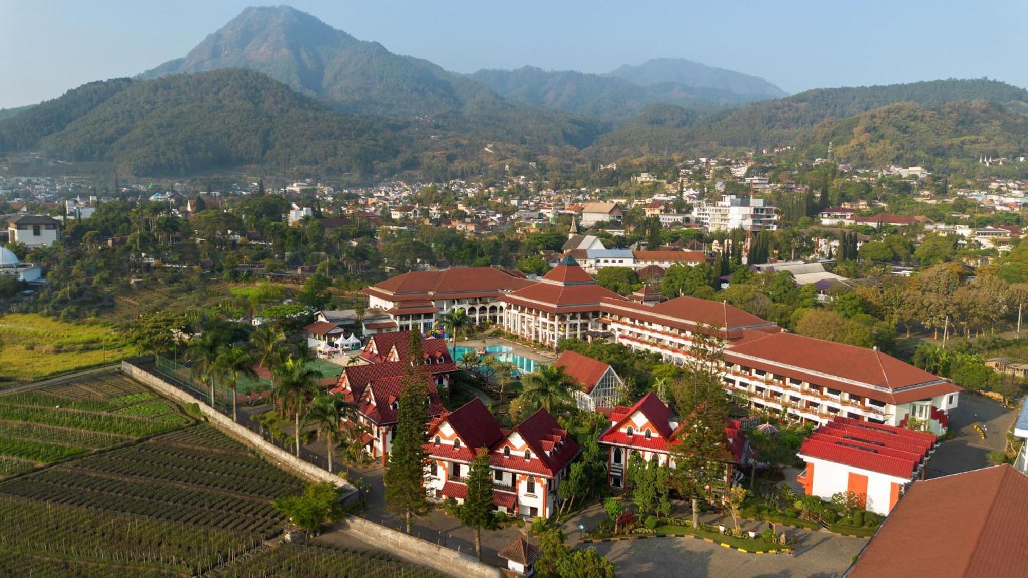 Royal Hotel And Villa Batu Batu  Exterior photo