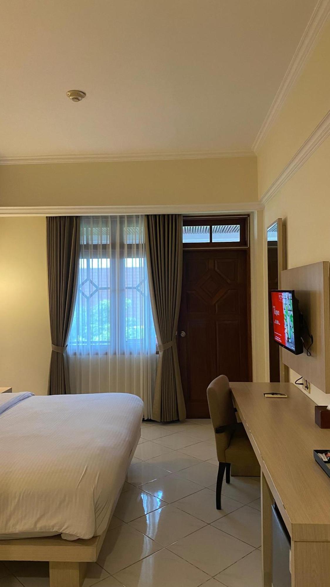 Royal Hotel And Villa Batu Batu  Exterior photo