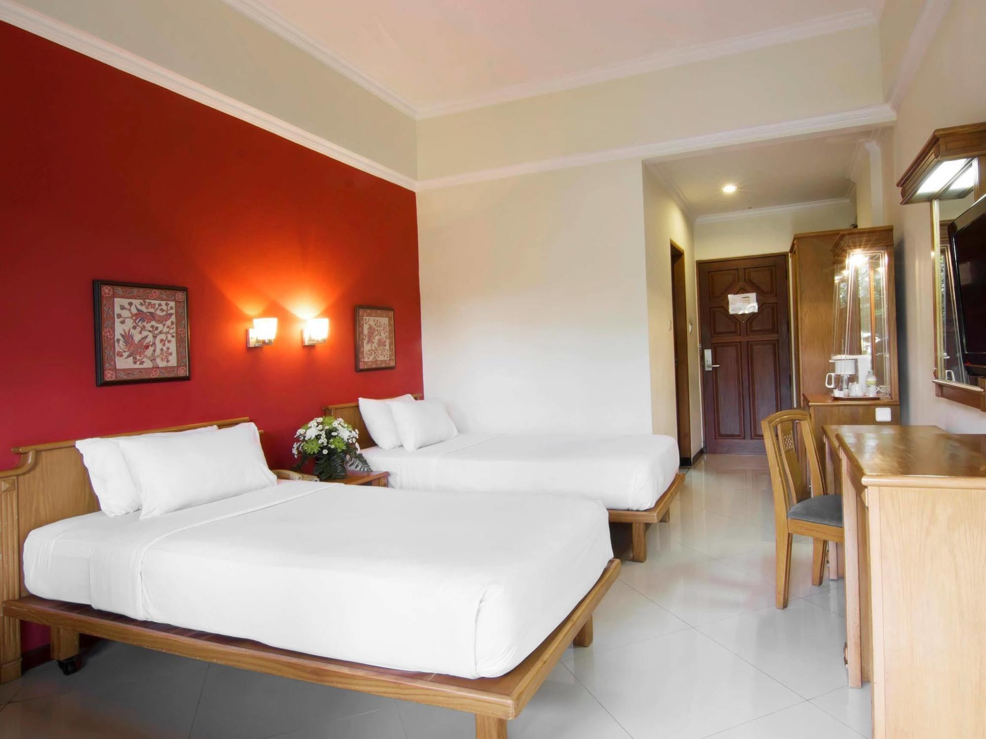 Royal Hotel And Villa Batu Batu  Exterior photo